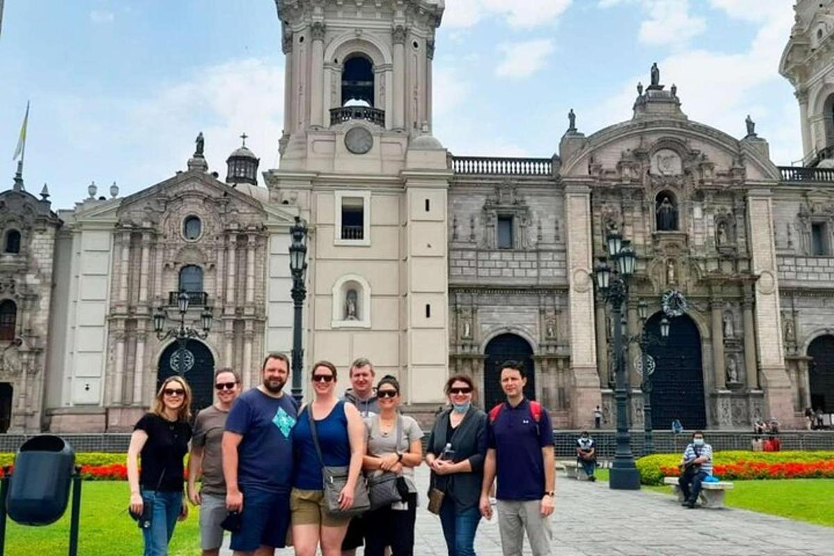 um grupo de pessoas em pé em frente a um prédio