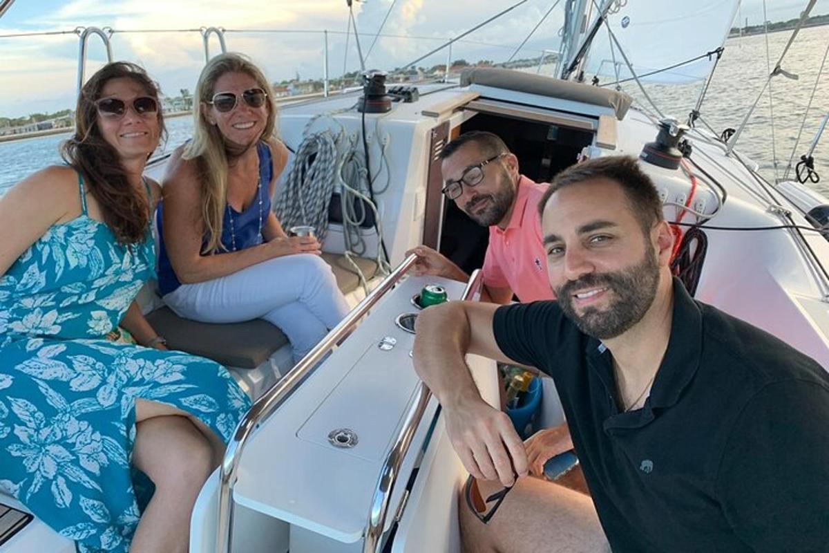 um grupo de pessoas sentadas em um barco