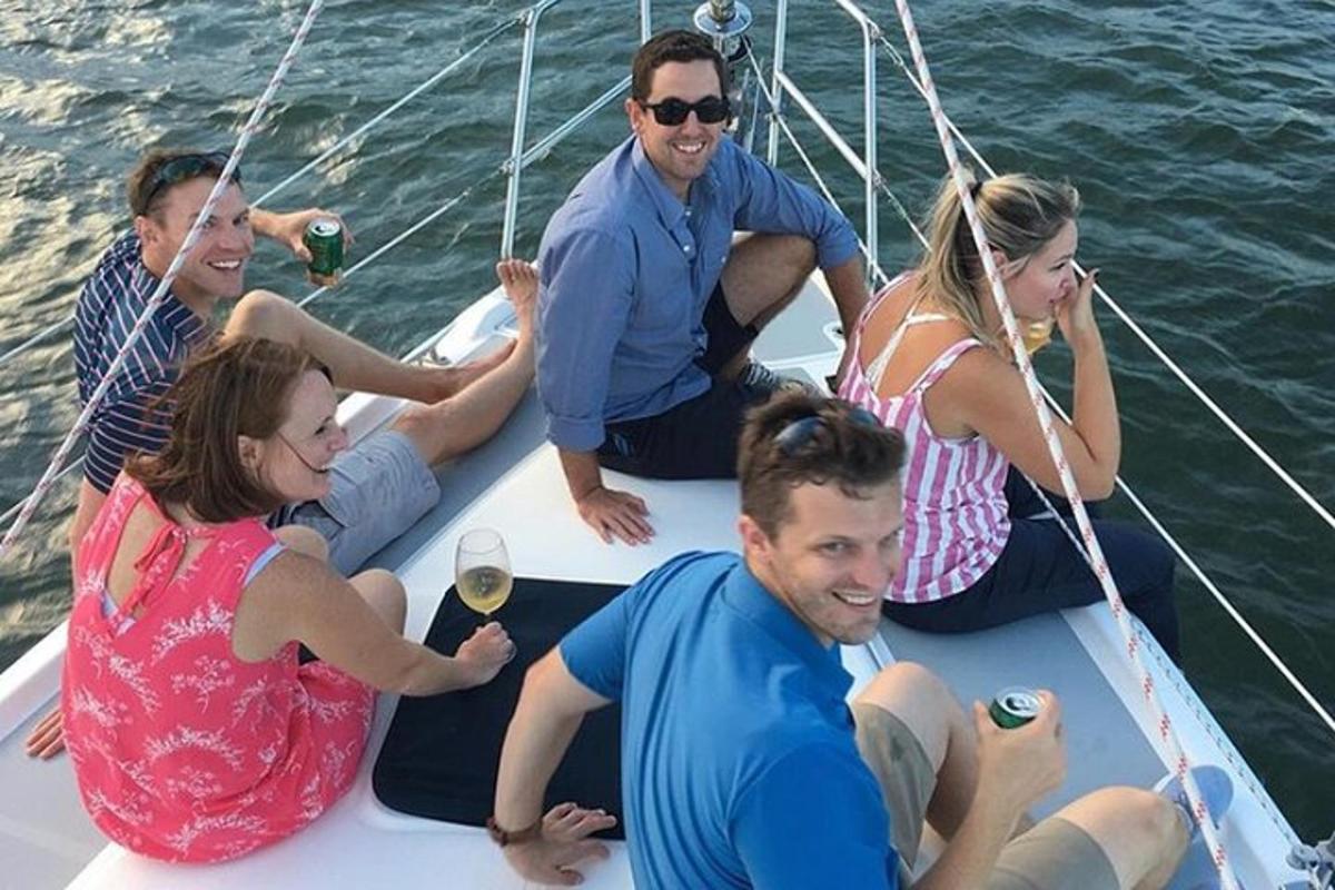 um grupo de pessoas sentadas em um barco