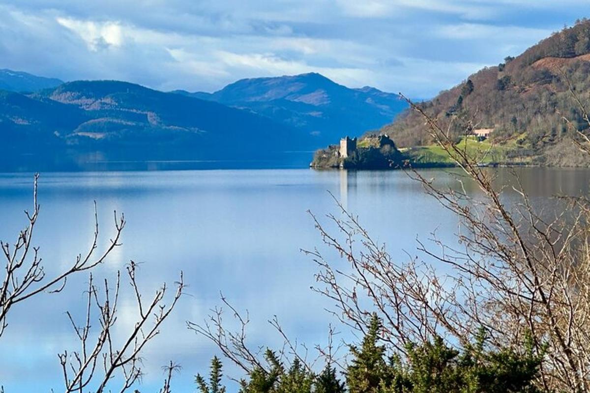 una illa al mig d'una gran massa d'aigua