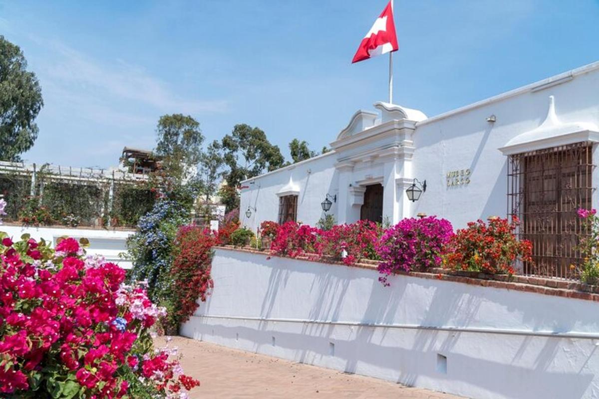 Un edificio blanco con flores y una bandera.