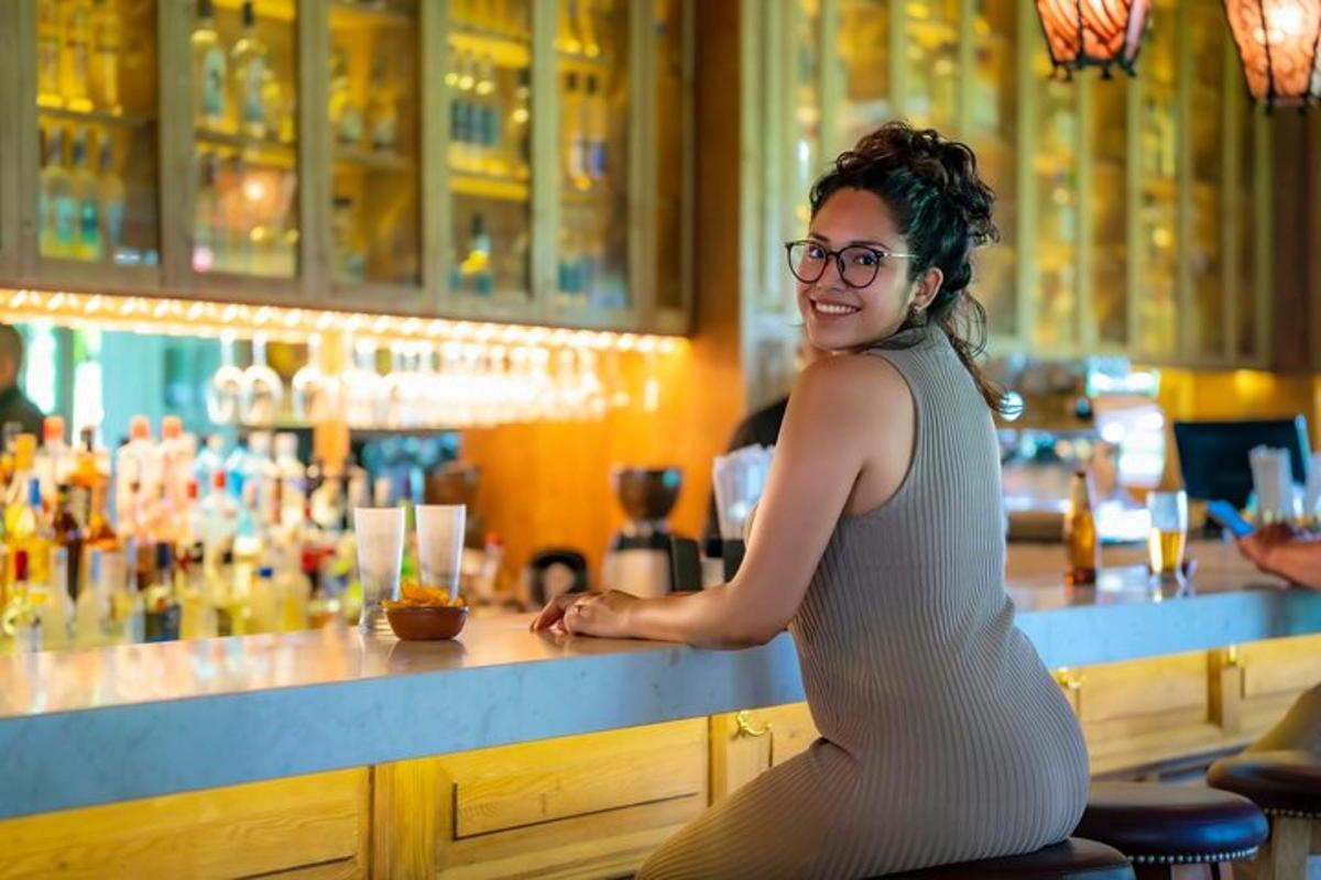 una mujer sentada frente a un bar