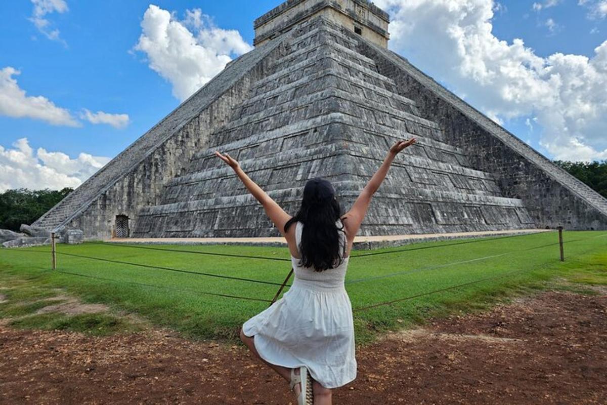 žena v bílých šatech stojící před pyramidou