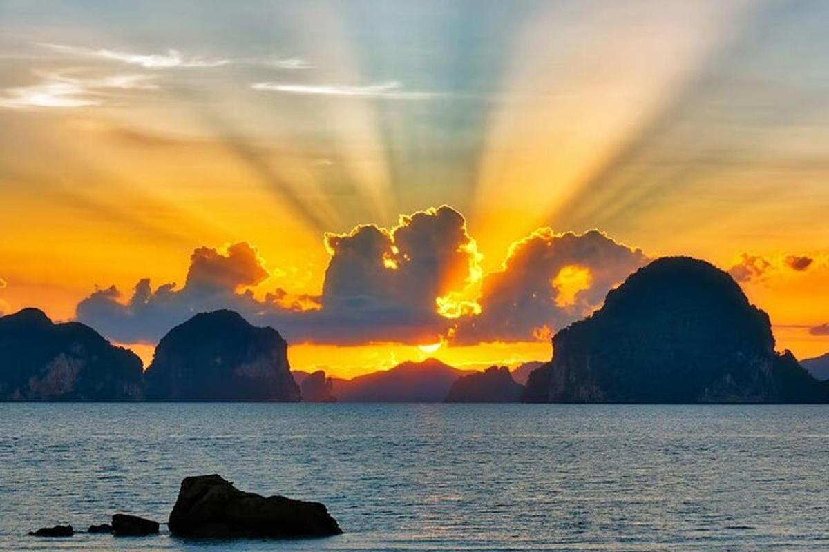 Západ slunce nad oceánem s kameny ve vodě