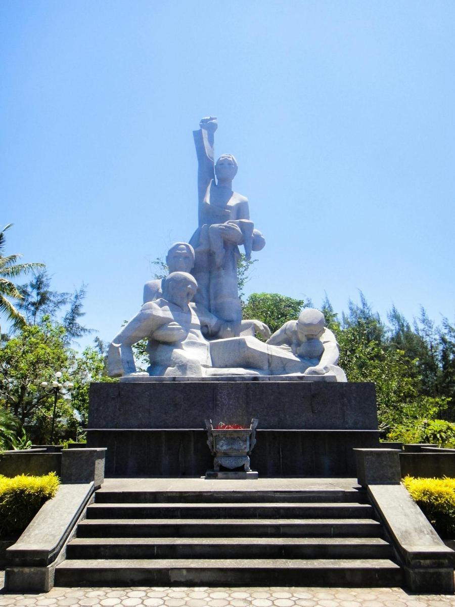 o statuie a unui grup de oameni într-un parc