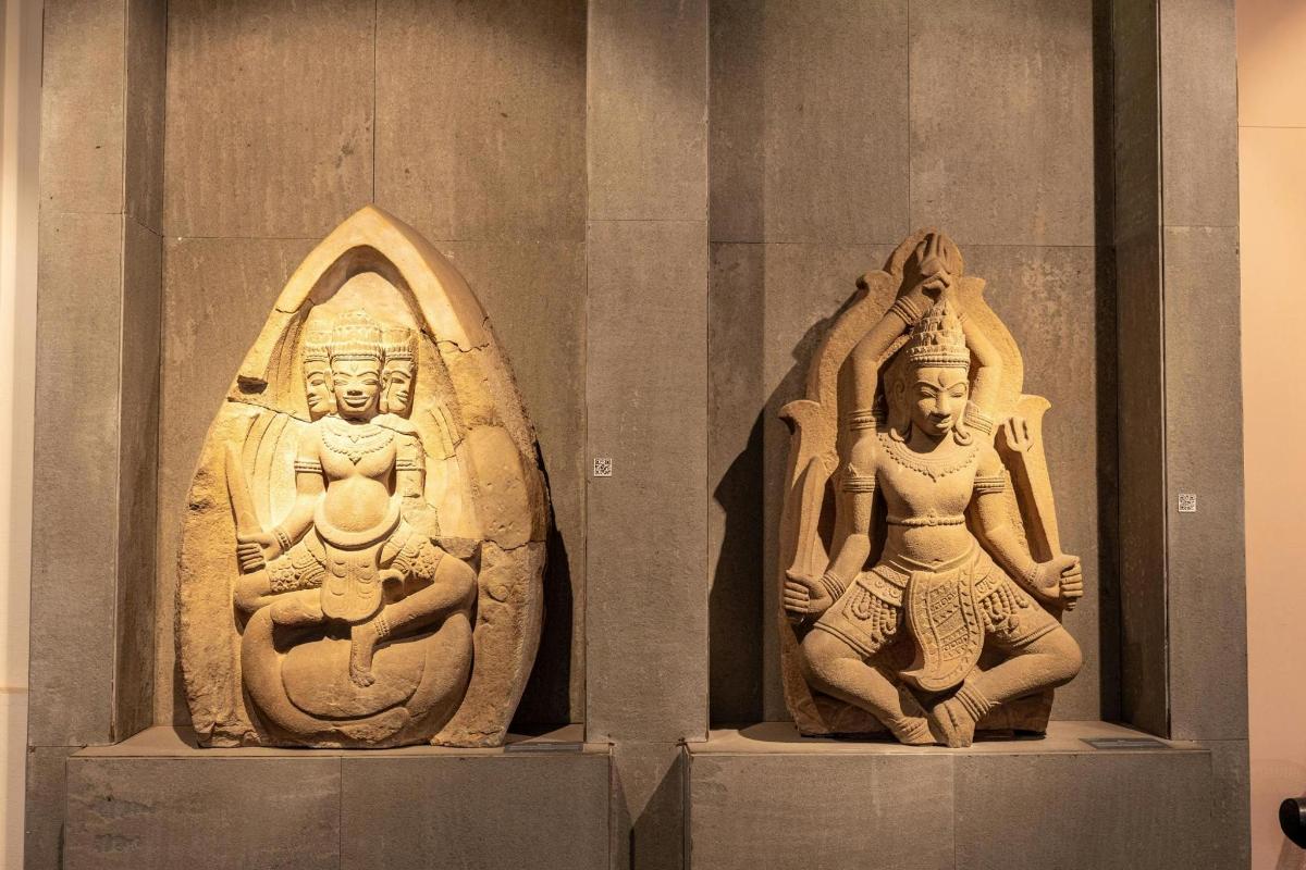 due statue di divinità esposte in un museo