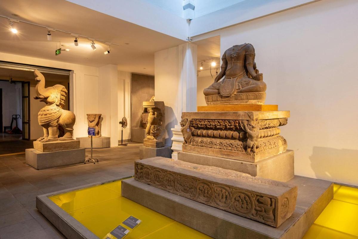 un museo con alcune statue esposte in una stanza