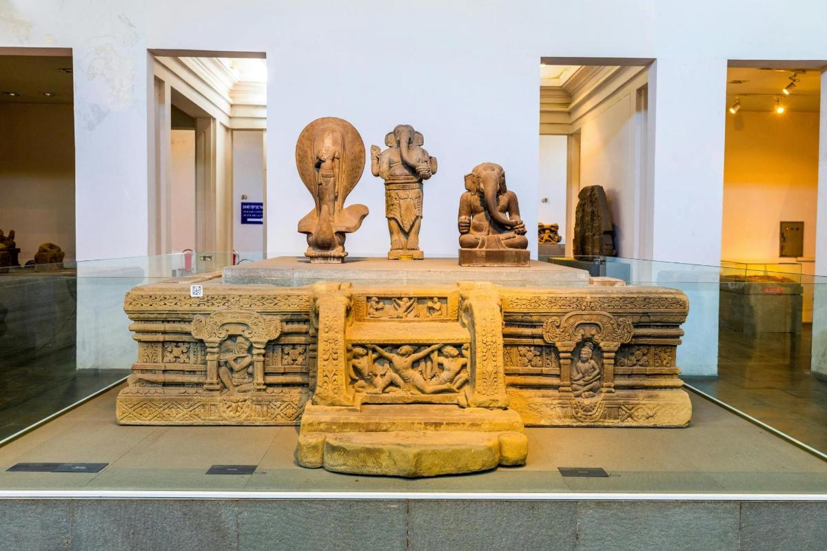 una mostra in un museo con un sarcofago di pietra