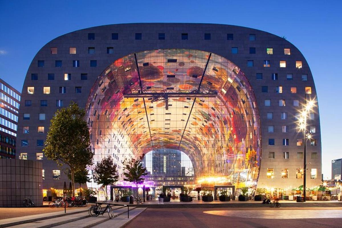 un grande edificio con una grande cupola di vetro