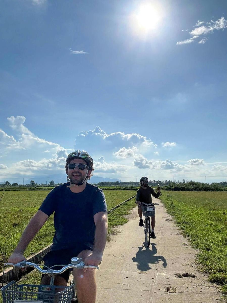 due persone in bicicletta lungo una strada sterrata