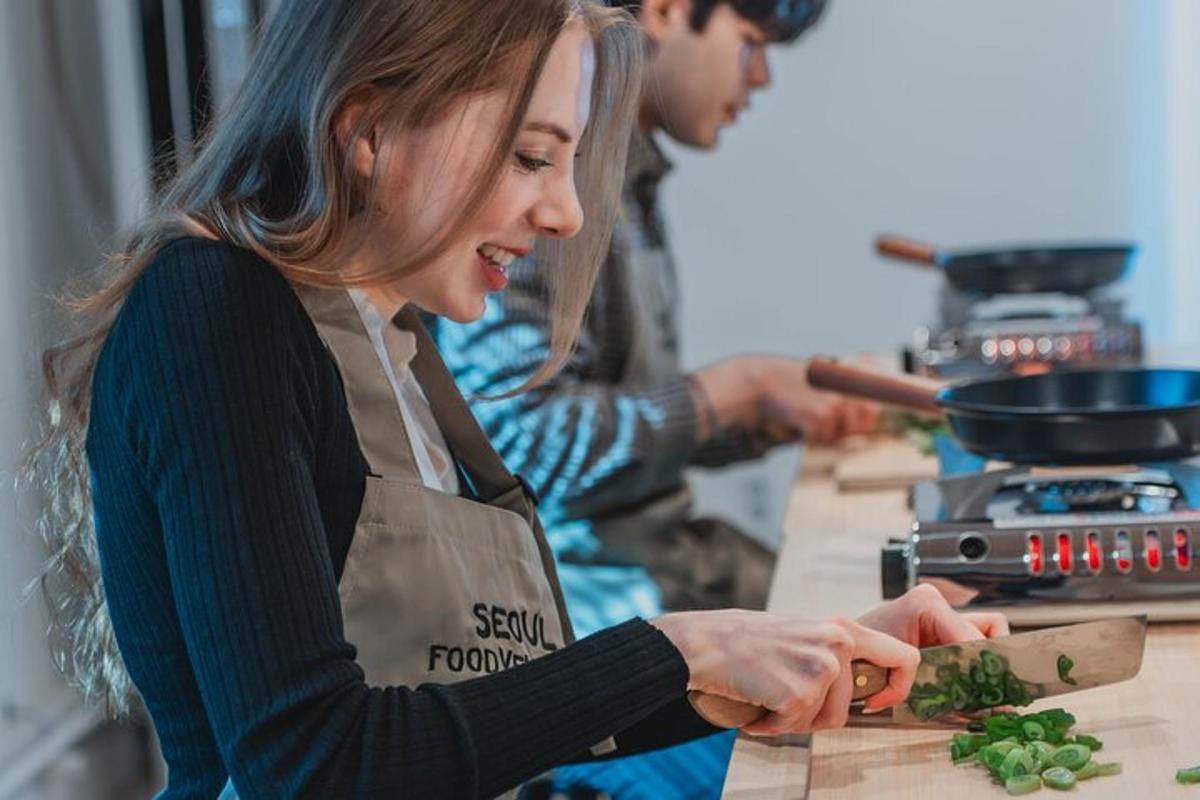 una donna in cucina che prepara il cibo su un tagliere
