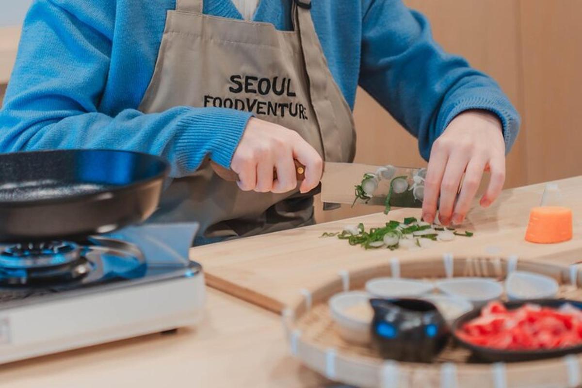 una persona con il grembiule che prepara il cibo su un tagliere