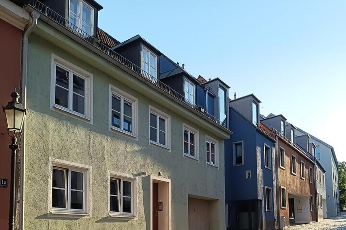 una hilera de edificios coloridos en una calle