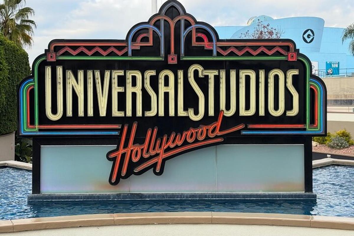 neónový nápis pre nápis Universal Studios Hollywood