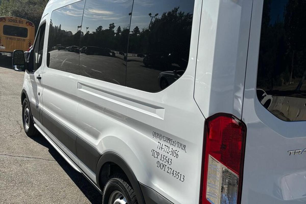 Un camión blanco estacionado en un estacionamiento