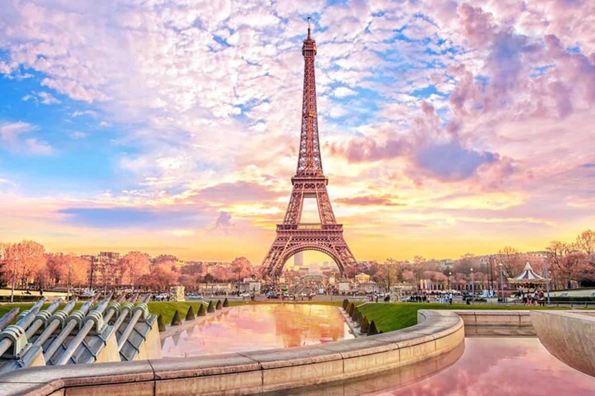 kilátás az Eiffel-toronyra naplementekor