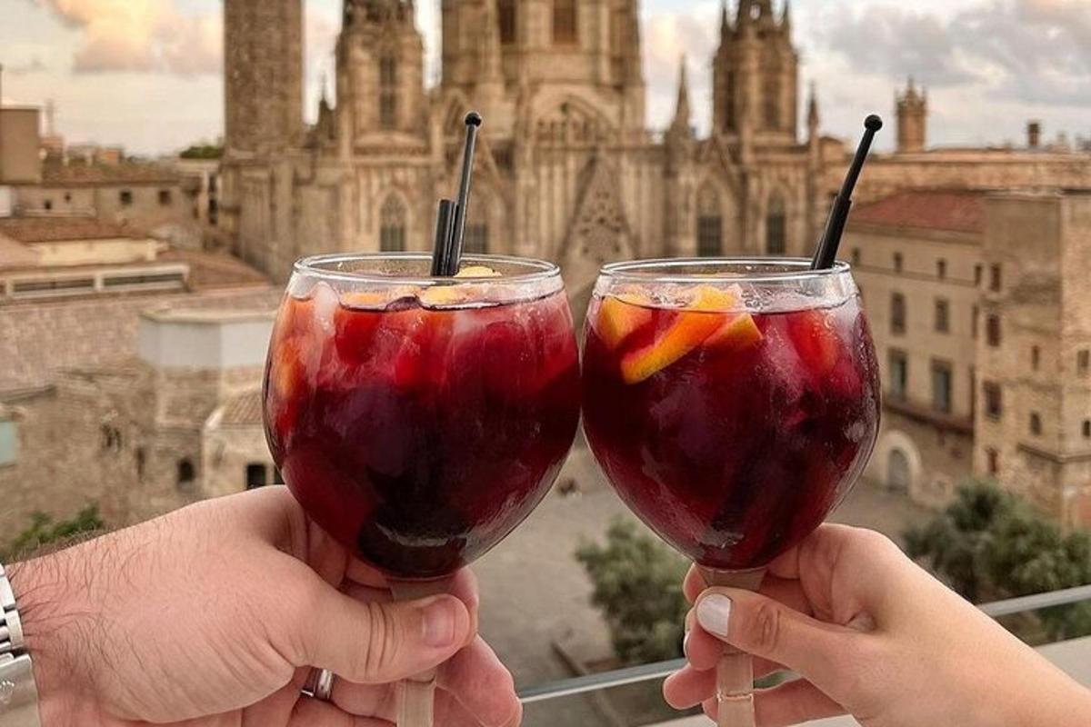 Dos personas sosteniendo bebidas en sus manos frente a una ciudad.