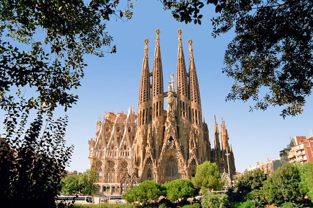 Una gran catedral con agujas en el costado de un edificio.