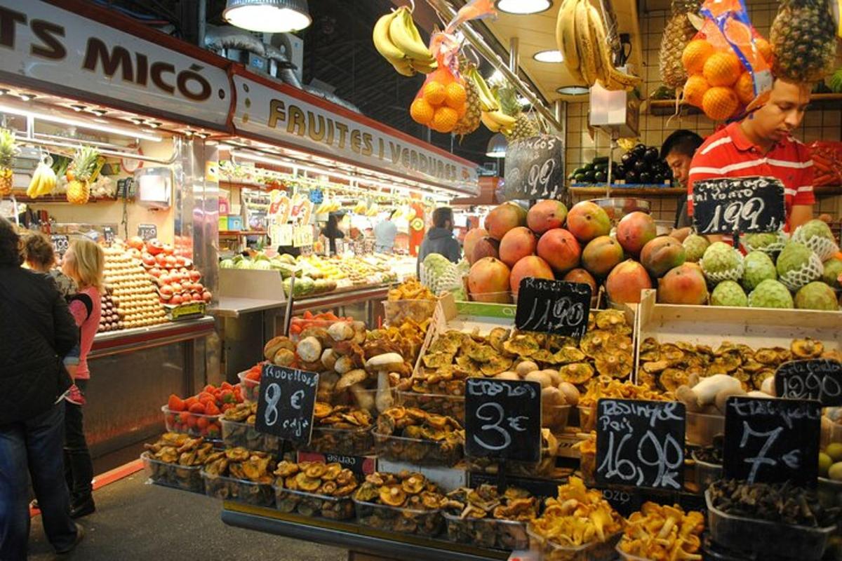 Un mercado con un montón de frutas y verduras en exposición.