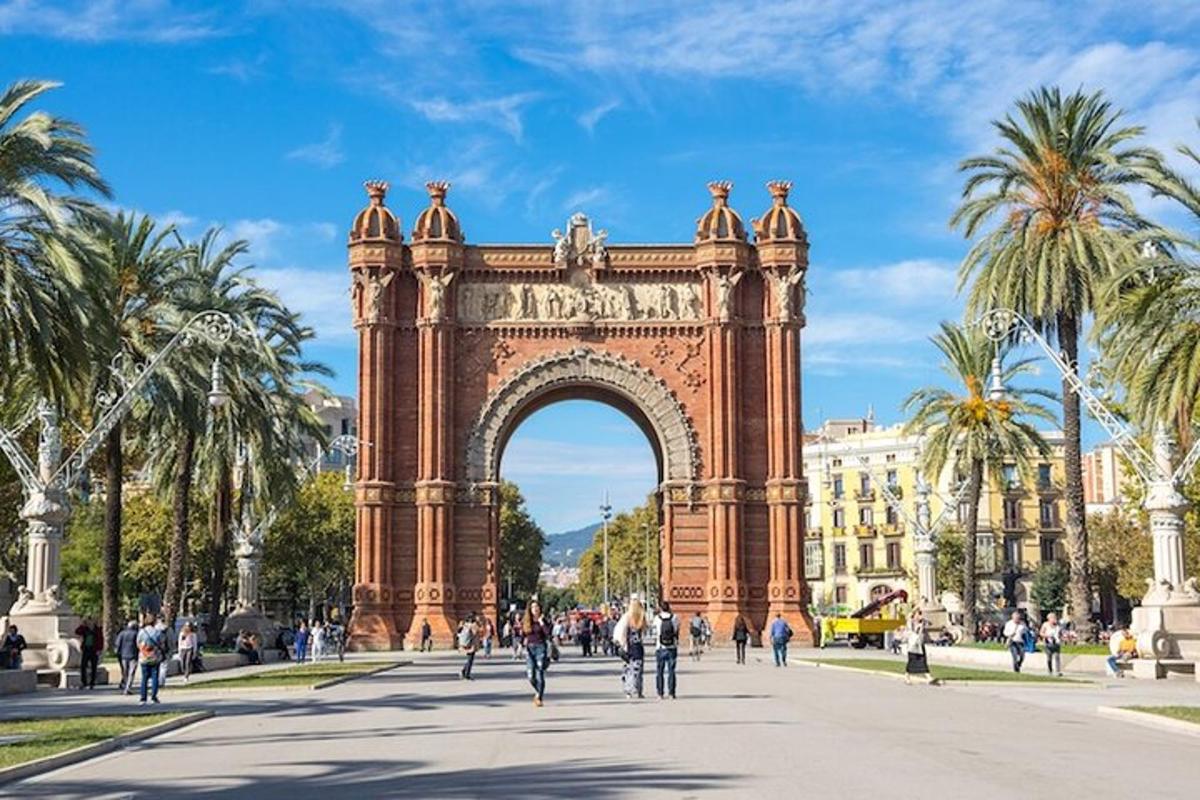 Un arco con palmeras delante de un edificio.