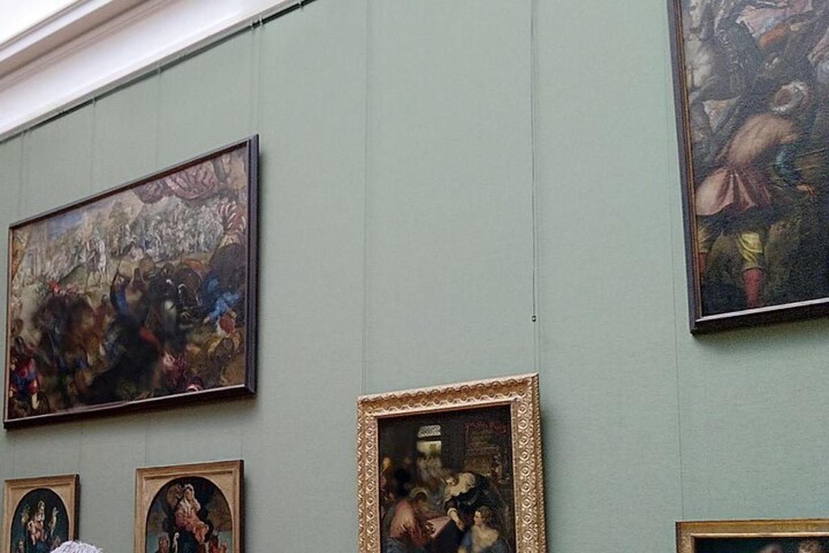 maalide rühm muuseumi seinal