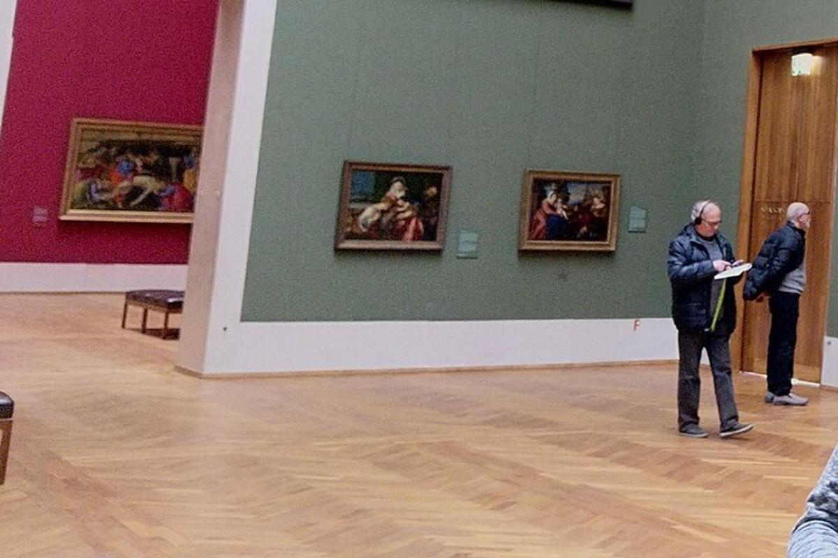 kaks inimest seisavad galeriis ja vaatavad maale