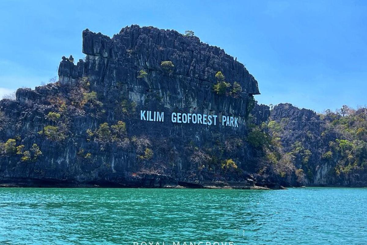 sebuah pulau di dalam air dengan tanda di atasnya