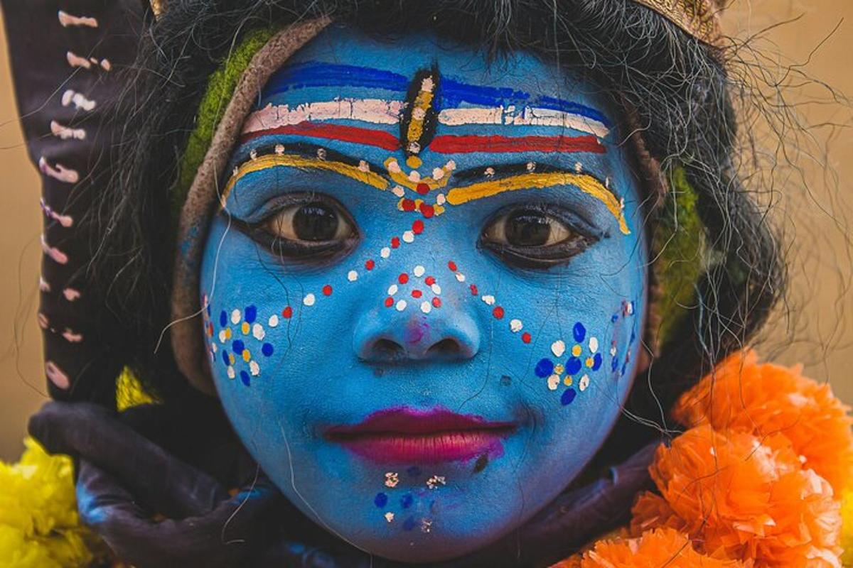 eine Frau, deren Gesicht mit blauer Farbe bedeckt ist