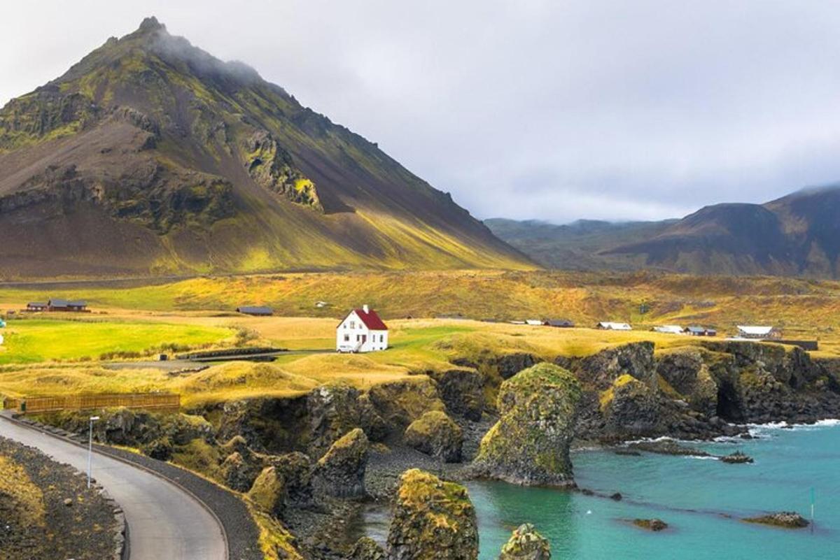 lítið hvítt hús á fjallshlíð