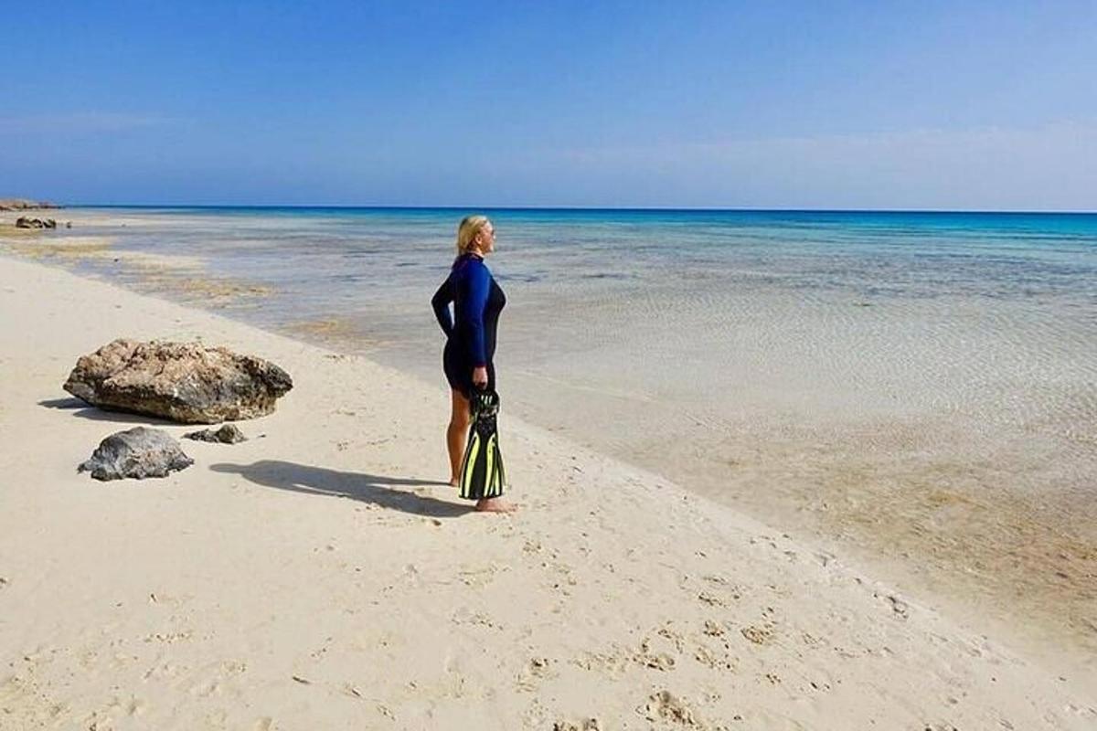 海の近くのビーチに立っている女性