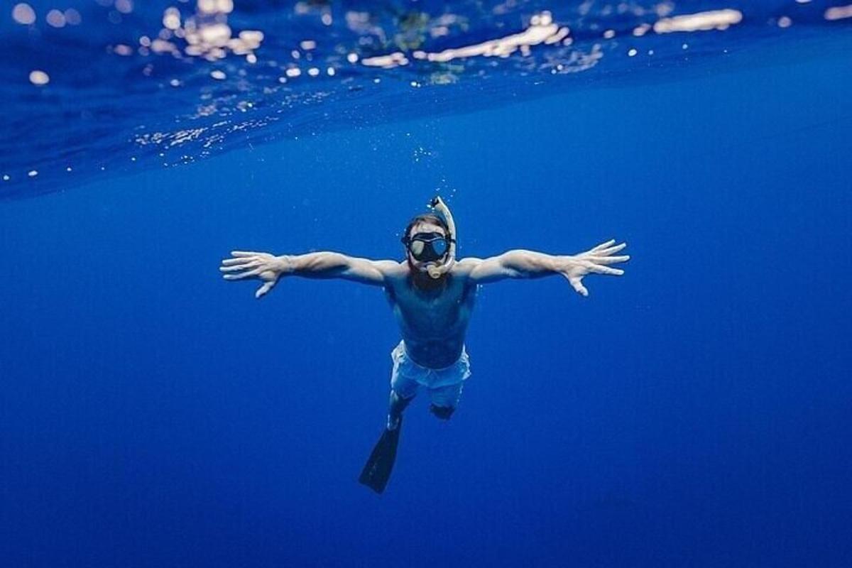 Un hombre está nadando en el agua del océano.