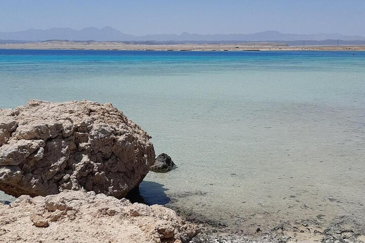 una gran roca en medio de un cuerpo de agua