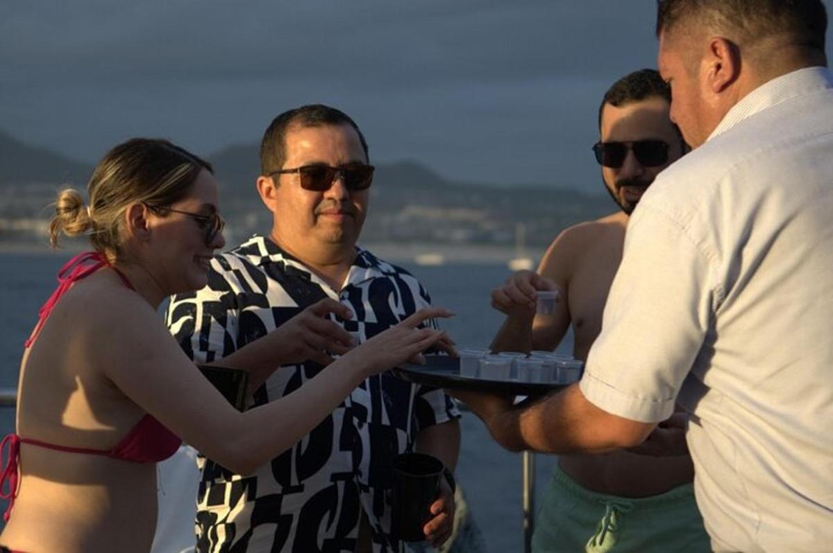 kona sem heldur á bakka og maður sem heldur á köku
