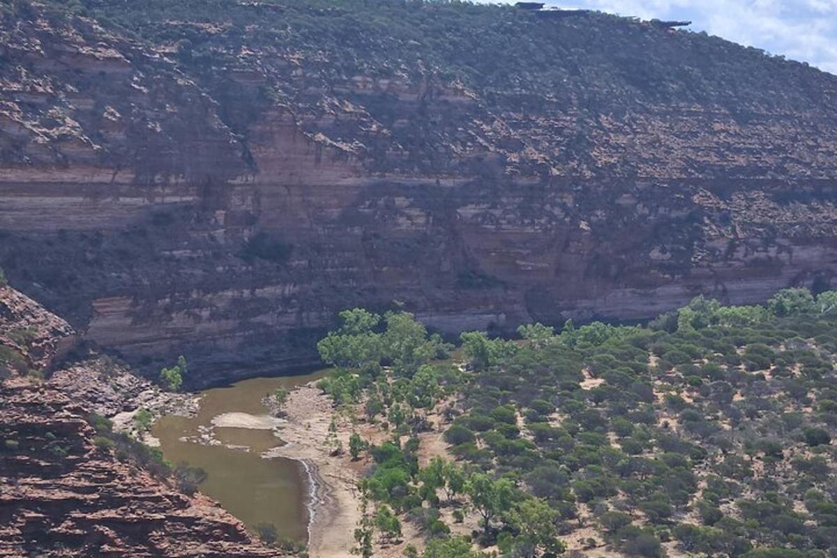 en luftfoto av en elv i en canyon