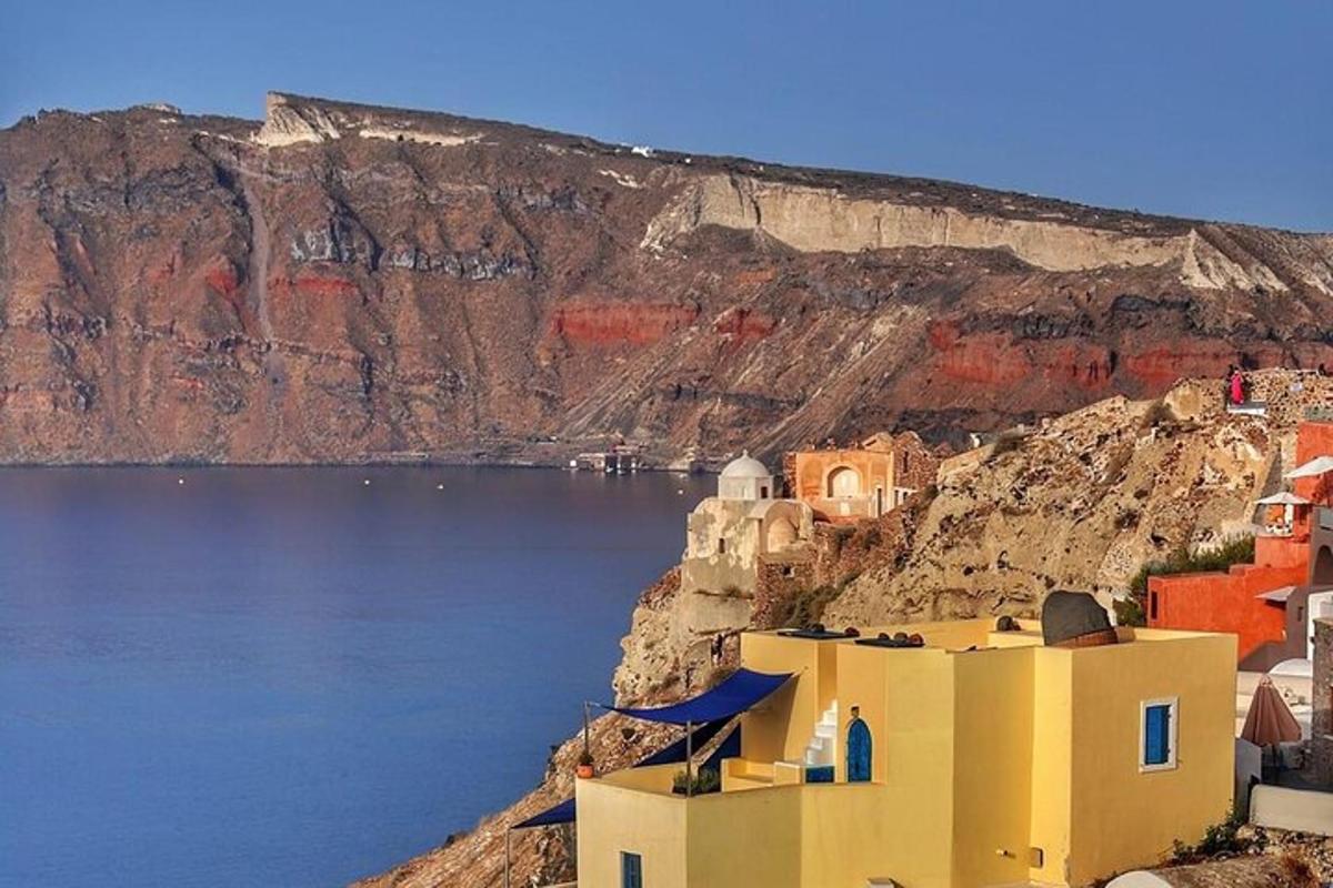 un grupo de edificios en un acantilado junto al agua