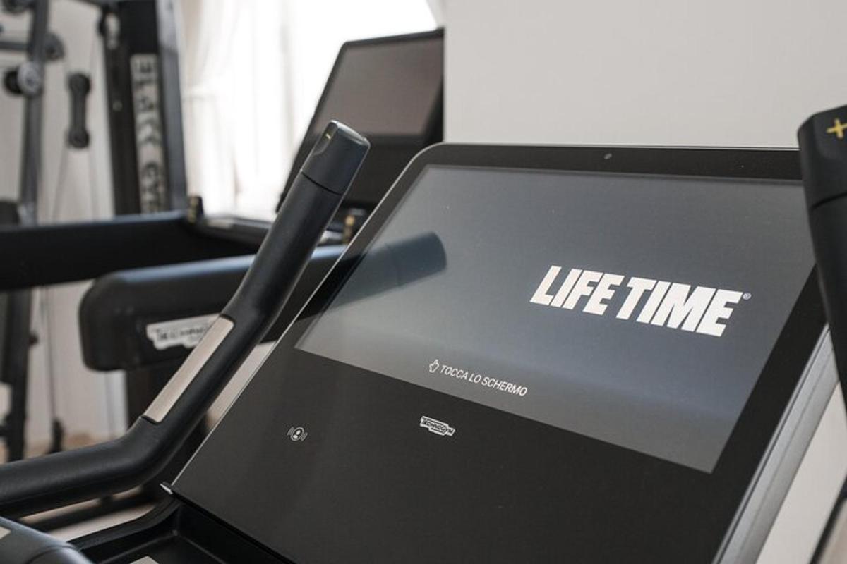 ένας φορητός υπολογιστής με τις λέξεις "life time" πάνω του