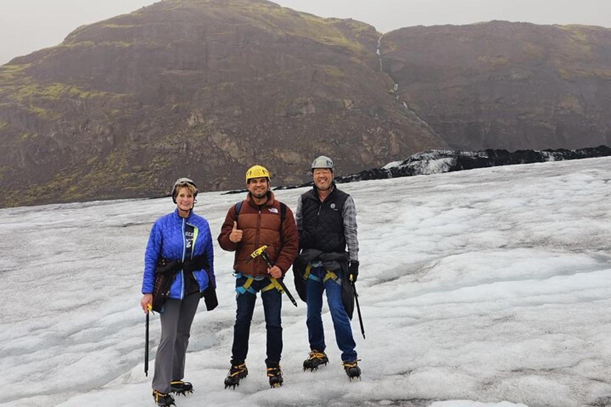 un gruppo di tre persone in piedi sulla neve