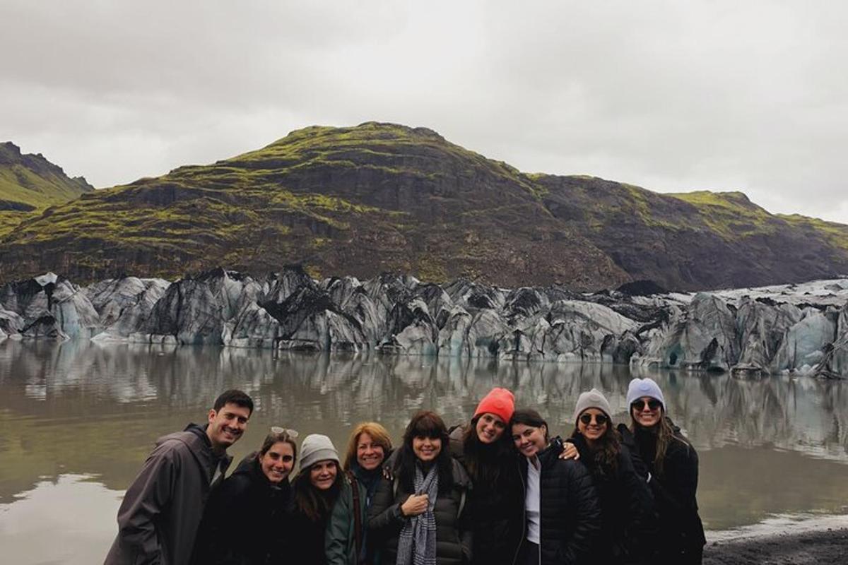 un gruppo di persone in piedi di fronte a uno specchio d'acqua