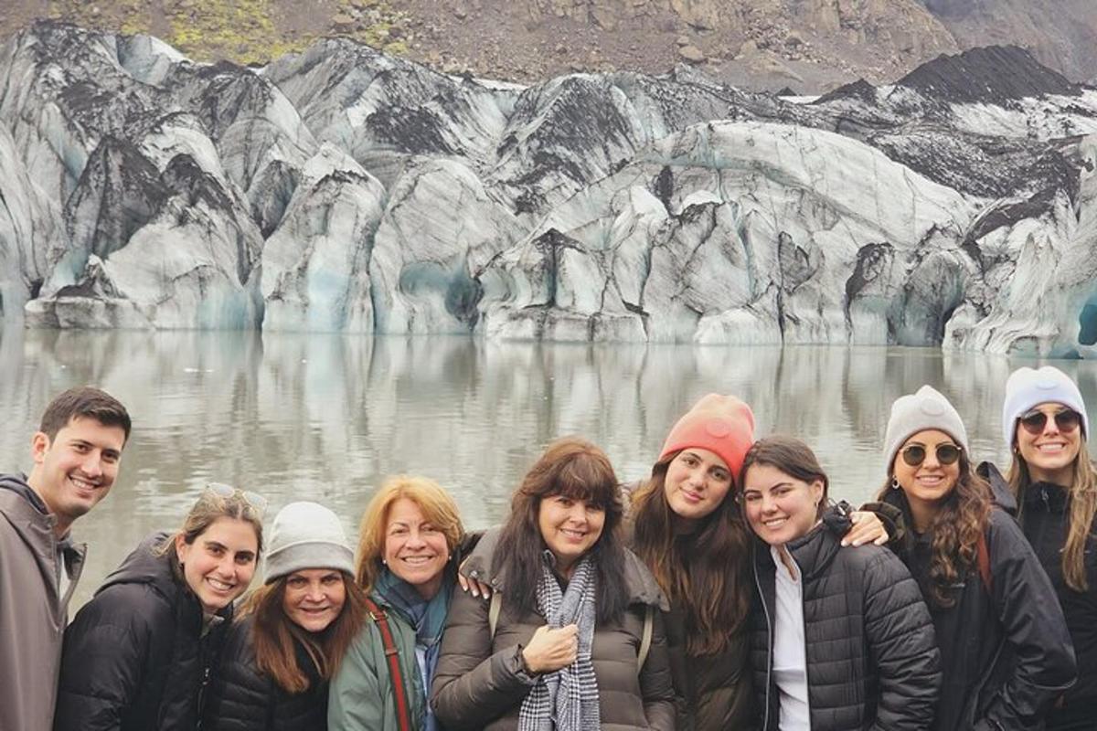 un gruppo di persone in posa per una foto davanti a un ghiacciaio