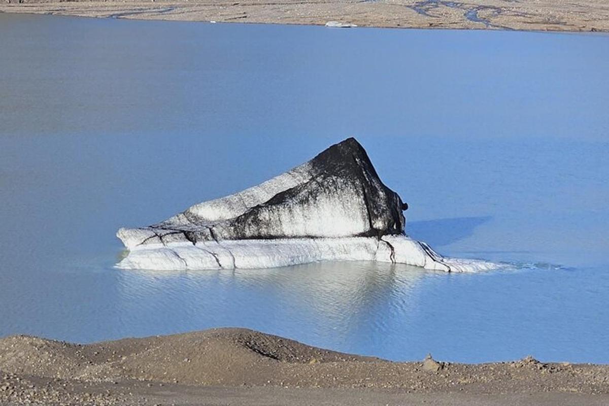 una roccia che sporge dall'acqua