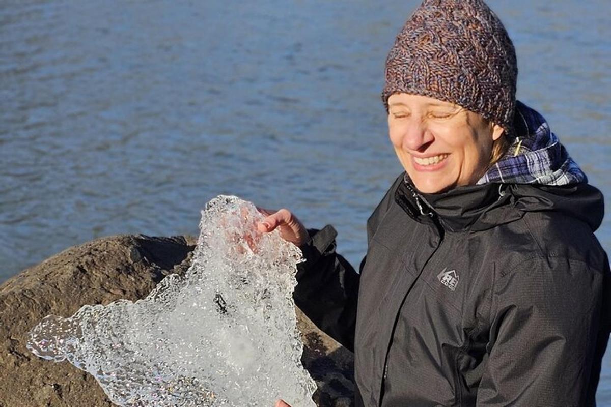 una donna in piedi su una roccia vicino all'acqua