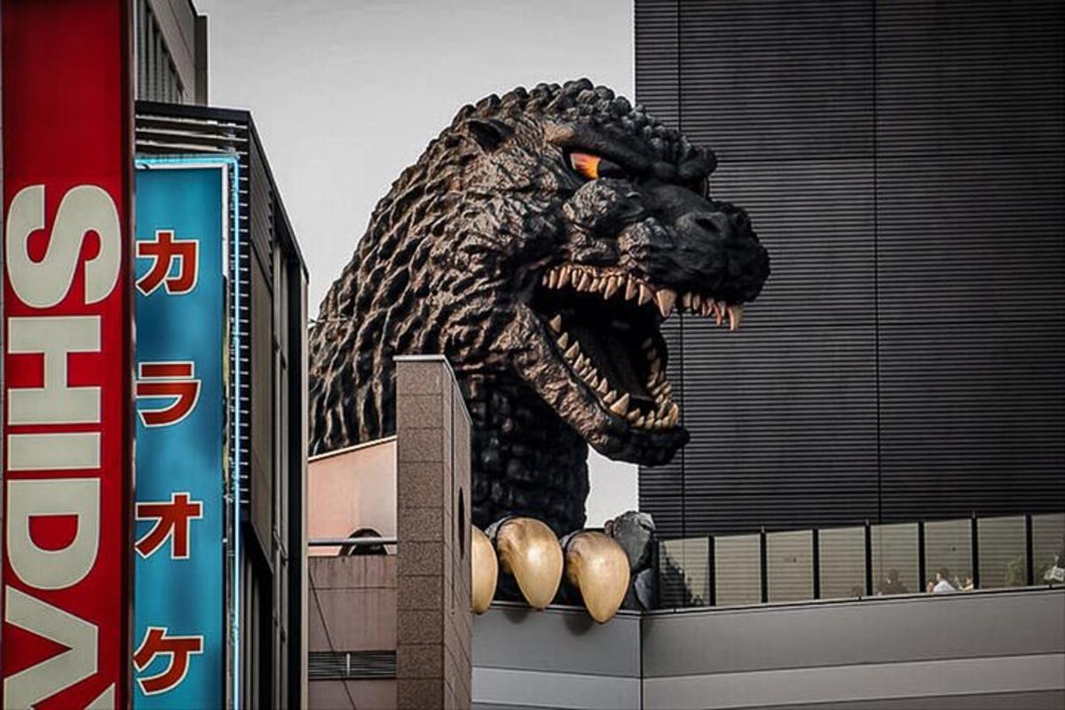 dinosauruse kuju hoone katusel
