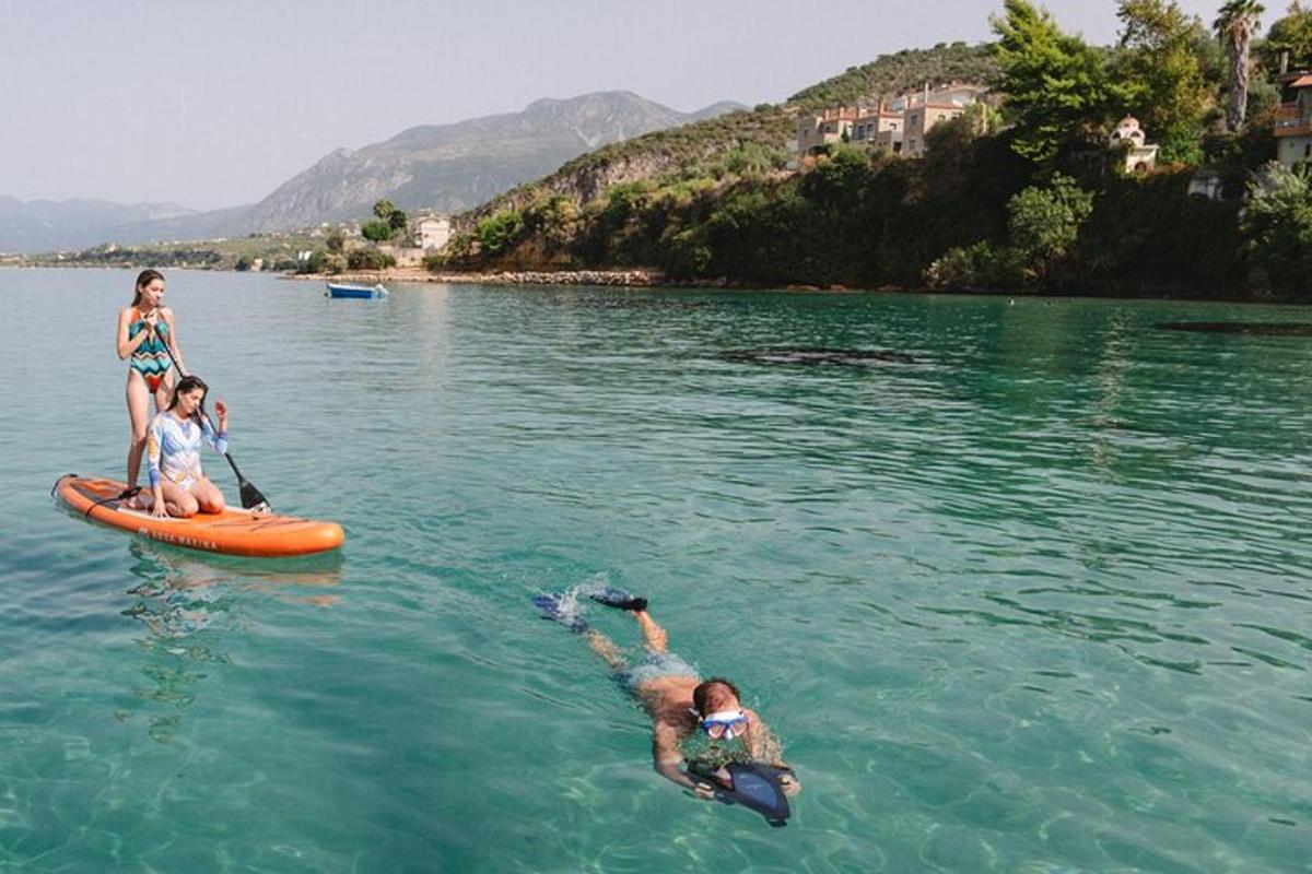 Un grupo de personas en una balsa naranja en el agua.