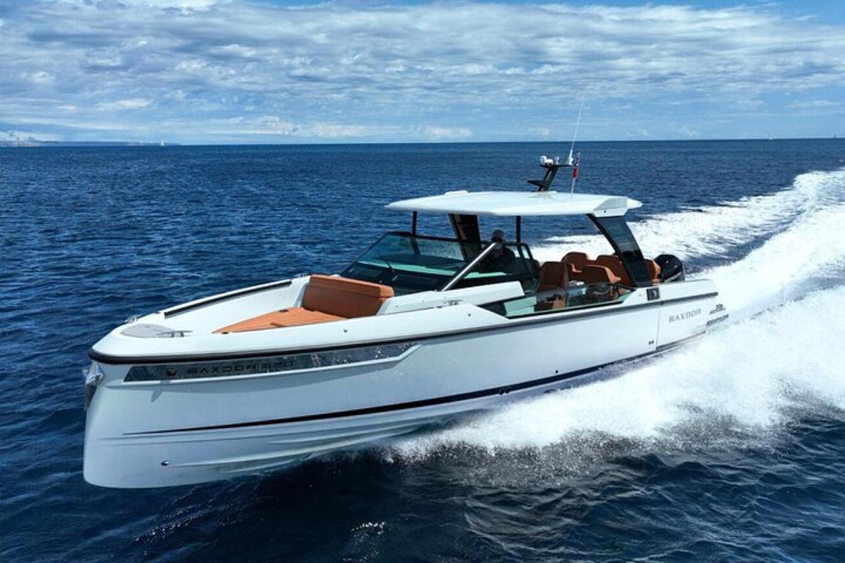 Un barco blanco en el agua del océano.
