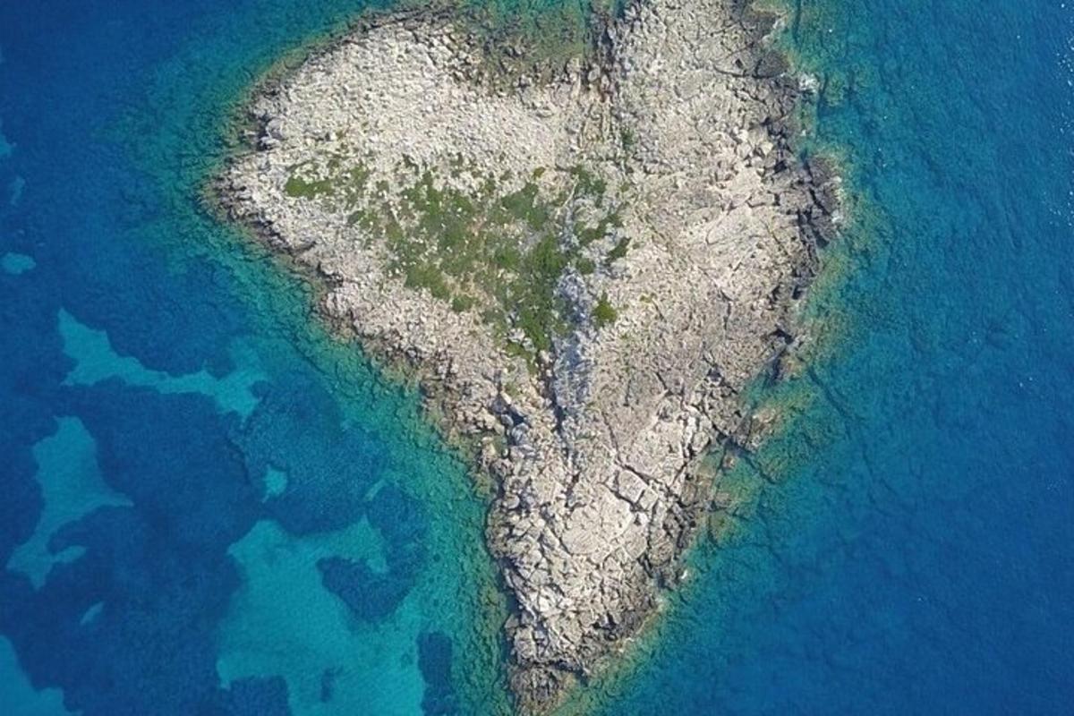 una vista aérea de una isla en el océano