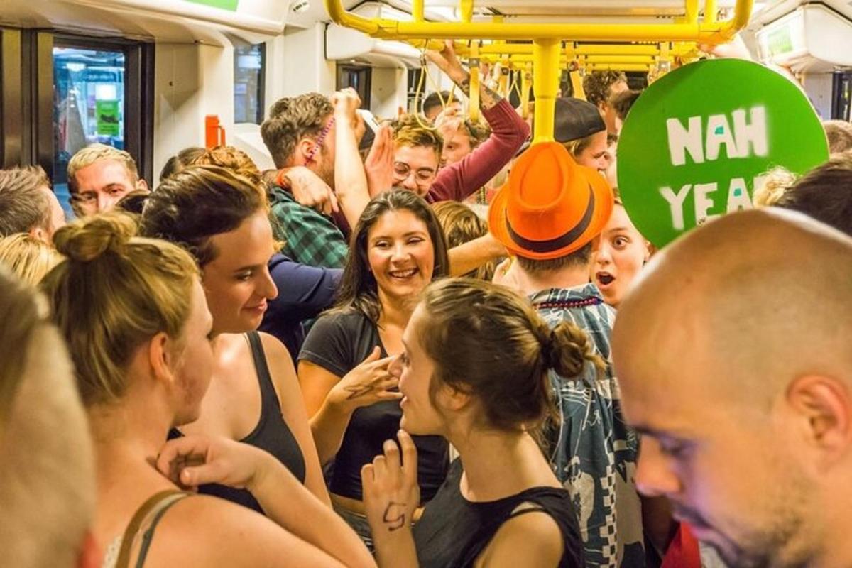una folla di persone su un treno della metropolitana