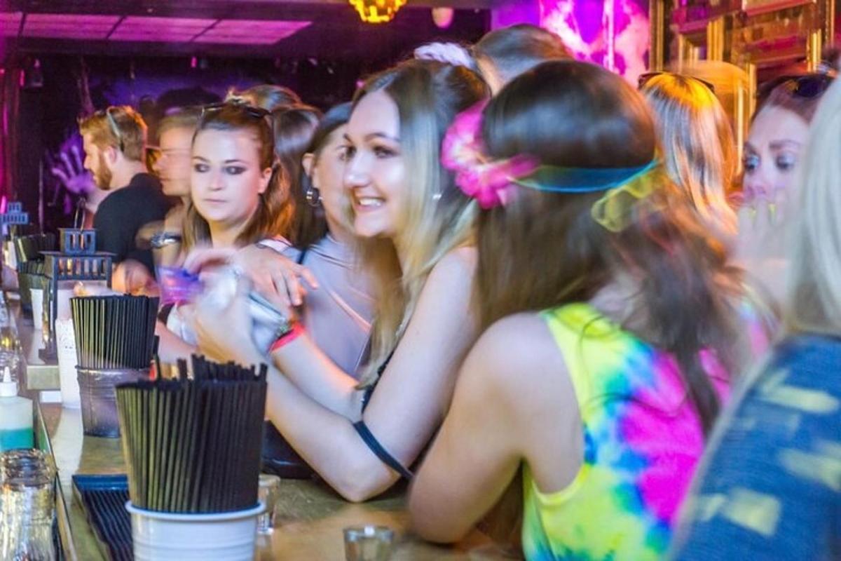 hópur ungra kvenna sitjandi á bar