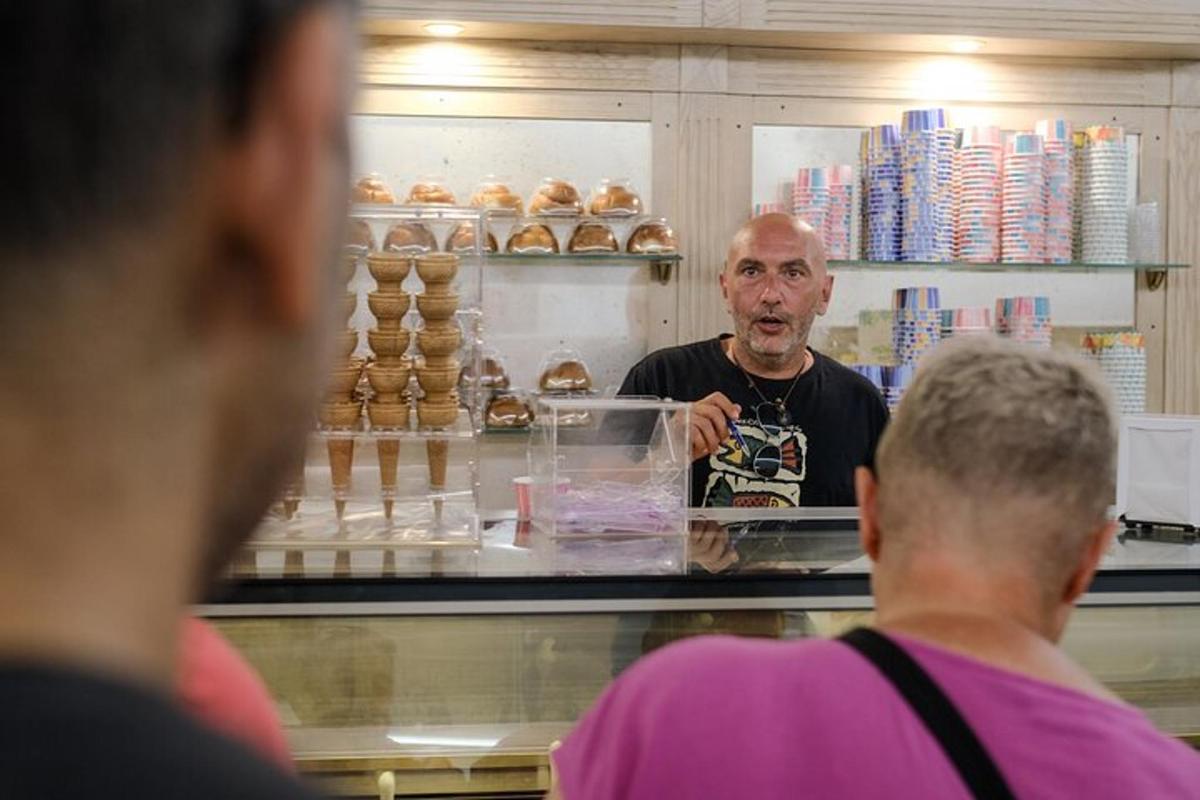 due uomini in piedi in un negozio di barbiere che guardano un uomo