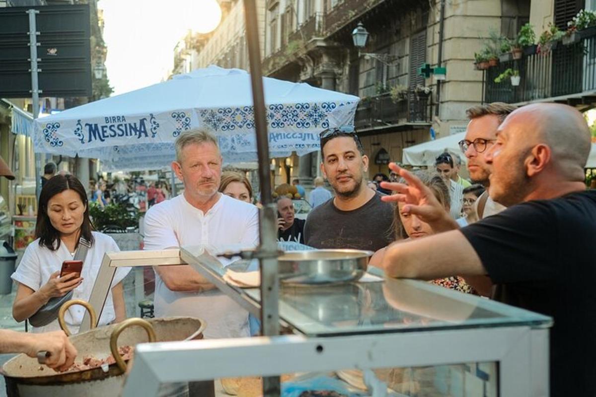 un gruppo di persone in piedi attorno a un tavolo con un ombrello