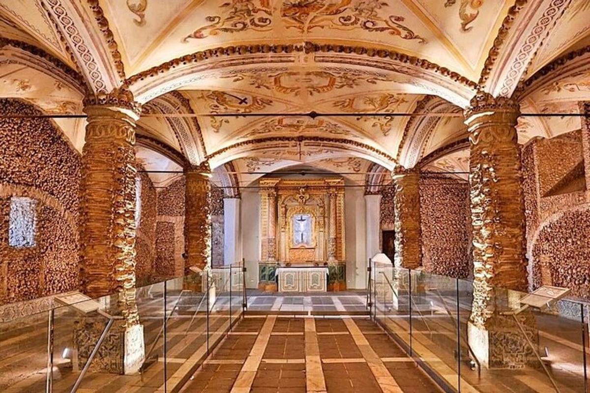 Una gran sala con techos ornamentados y una vitrina de cristal.